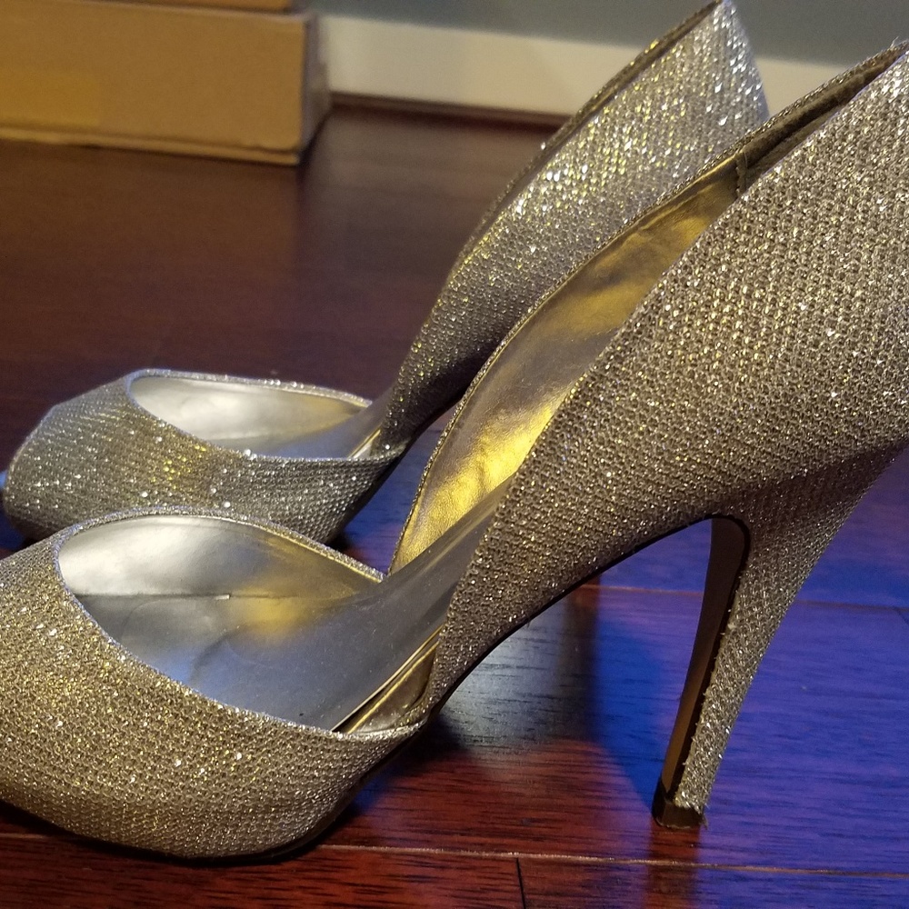 NWOT silver pumps